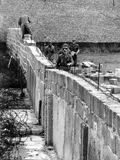 Bild: Volkspolizisten erhöhen am 9. September 1961 in der Bernauer Straße die Berliner Mauer, um den Sichtkontakt von Ost nach West zu unterbinden.; Rechte: dpa